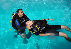 PADI Rescue Diver Course with PADI Emergency First Response Course 2